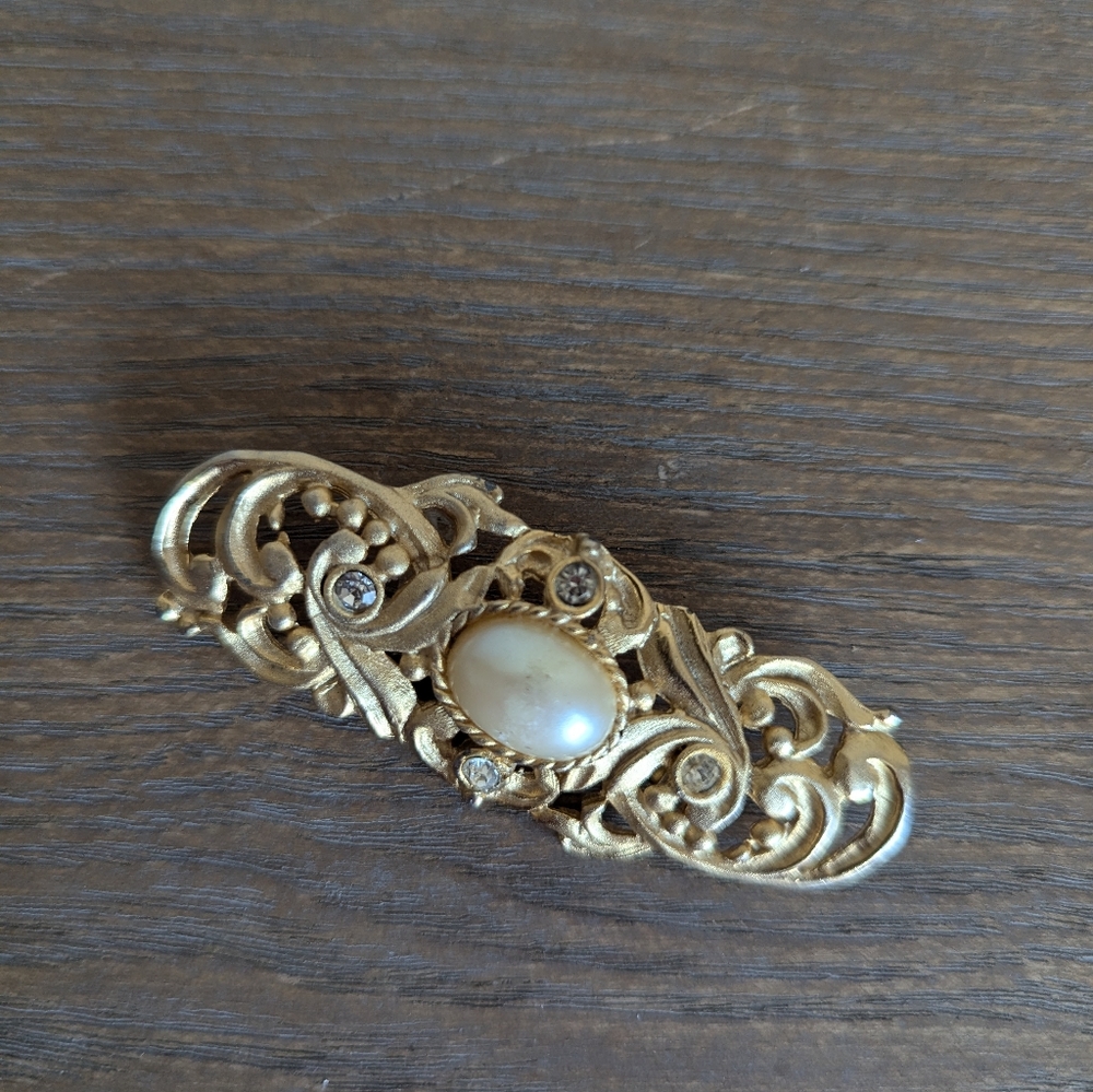 Elegant Gold Tone Brooch With Faux Pearl and Crystal Accents
